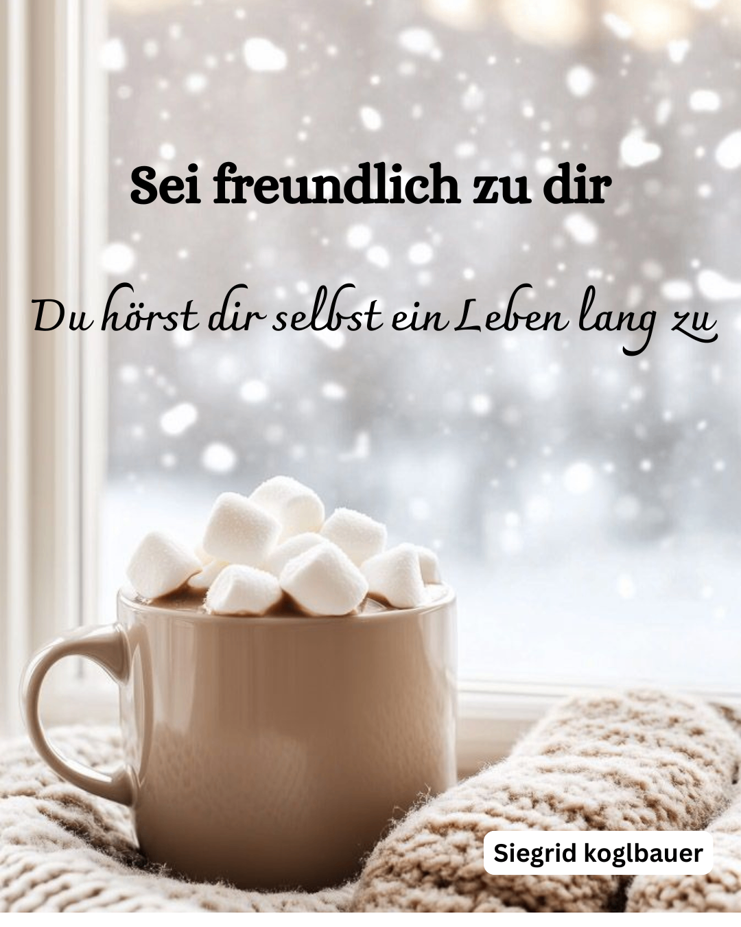 Auf einer Fensterbank steht eine Tasse heiße Schokolade mit Marshmallows. Draußen ist ein verschneiter Ausblick zu sehen. Ein deutscher Motivationsspruch ist über dem Fenster.
