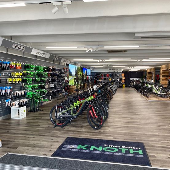 Bild enthält, Indoors, Shop, Person, Grocery Store, Market, Supermarket, Machine, Wheel, Architecture, Building