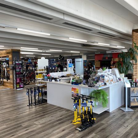 Bild enthält, Indoors, Shop, Person, Market, Building, Grocery Store, Supermarket, Bicycle, Wheel, Motorcycle