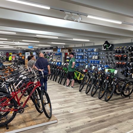 Bild enthält, Person, Machine, Wheel, Factory, Manufacturing, Workshop, Bicycle, Vehicle, Indoors, Shop