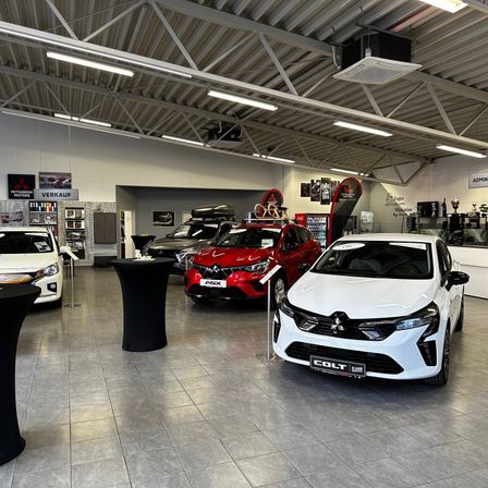 Bild enthält, Car, Car Dealership, Transportation, Vehicle, Car Show, Architecture, Building, Indoors, Machine, Wheel