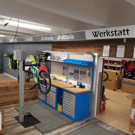 Bild enthält, Architecture, Building, Factory, Manufacturing, Workshop, Machine, Wheel, Bicycle, Vehicle, Indoors