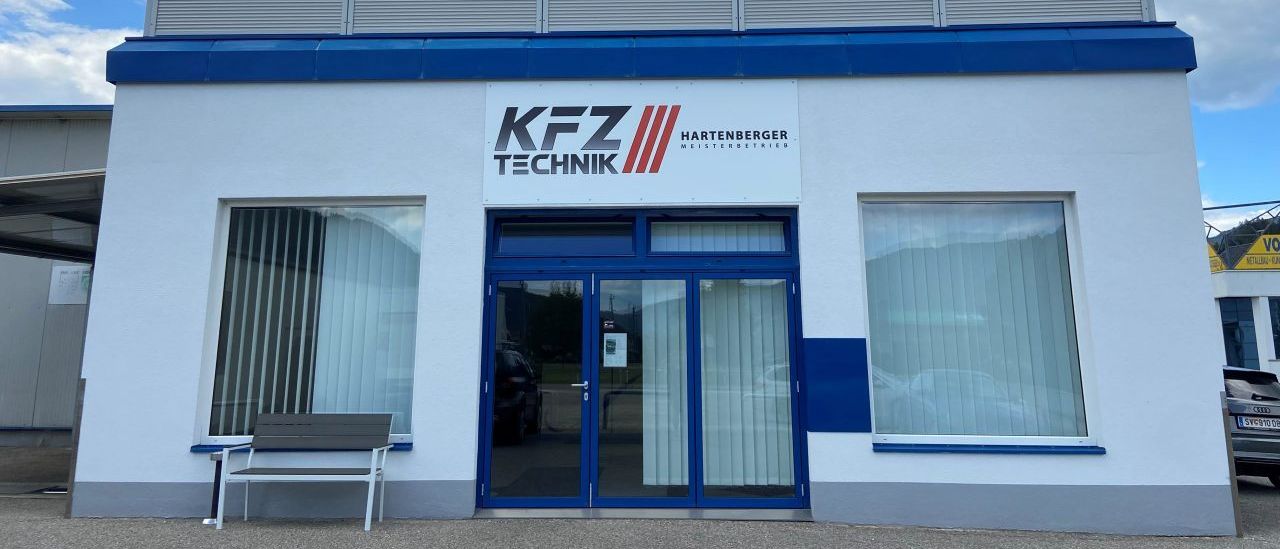 Bild enthält, Architecture, Building, Office Building, Bench, Furniture, Indoors, Interior Design, Postal Office, Car, Vehicle