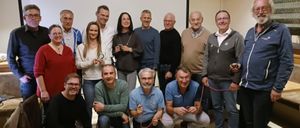 Bild enthält, People, Person, Groupshot, Pants, Adult, Male, Man, Female, Woman, Shoe