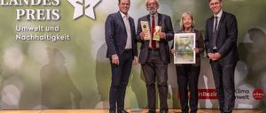 Bild enthält, Groupshot, Person, Adult, Male, Man, Coat, Shoe, Crowd, Jeans, Fashion