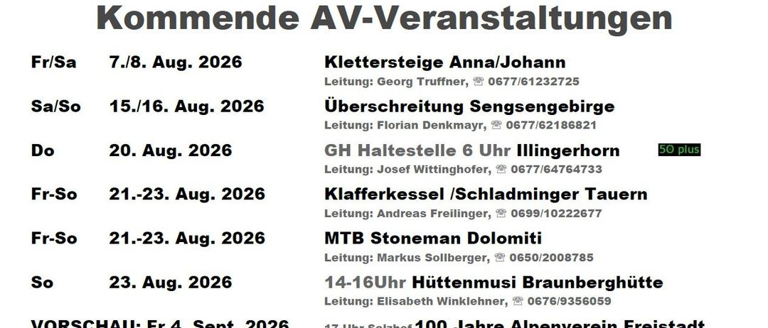 Ein Plakat bewirbt kommende AV-Veranstaltungen in den Bergen mit Daten, Orten und Leitern. Der Hintergrund zeigt eine Bergkette mit klarem Himmel.