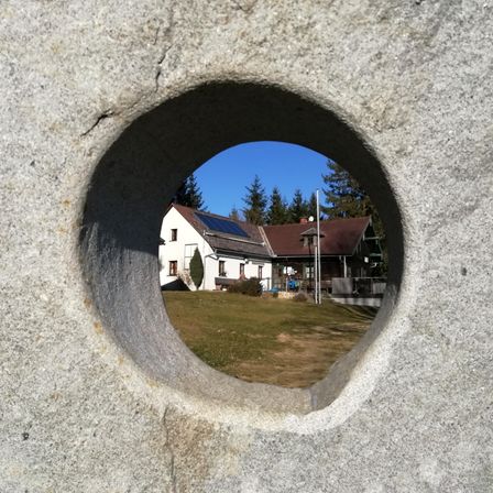 Bild enthält, Hole, Architecture, Building, Outdoors, Shelter, Plant, Tree, Housing