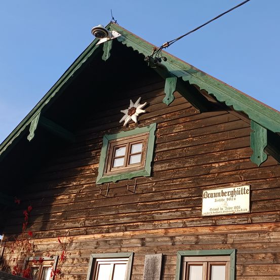 Bild enthält, Building, Outdoors, Shelter, Countryside, Hut, Nature, Rural, Wood, Housing, House