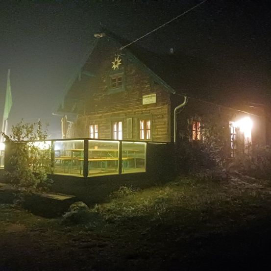 Bild enthält, Outdoors, Shelter, Lighting, Nature, Night, Flare, Hut, Housing, Urban, City