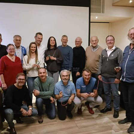 Bild enthält, People, Person, Groupshot, Pants, Adult, Male, Man, Female, Woman, Shoe