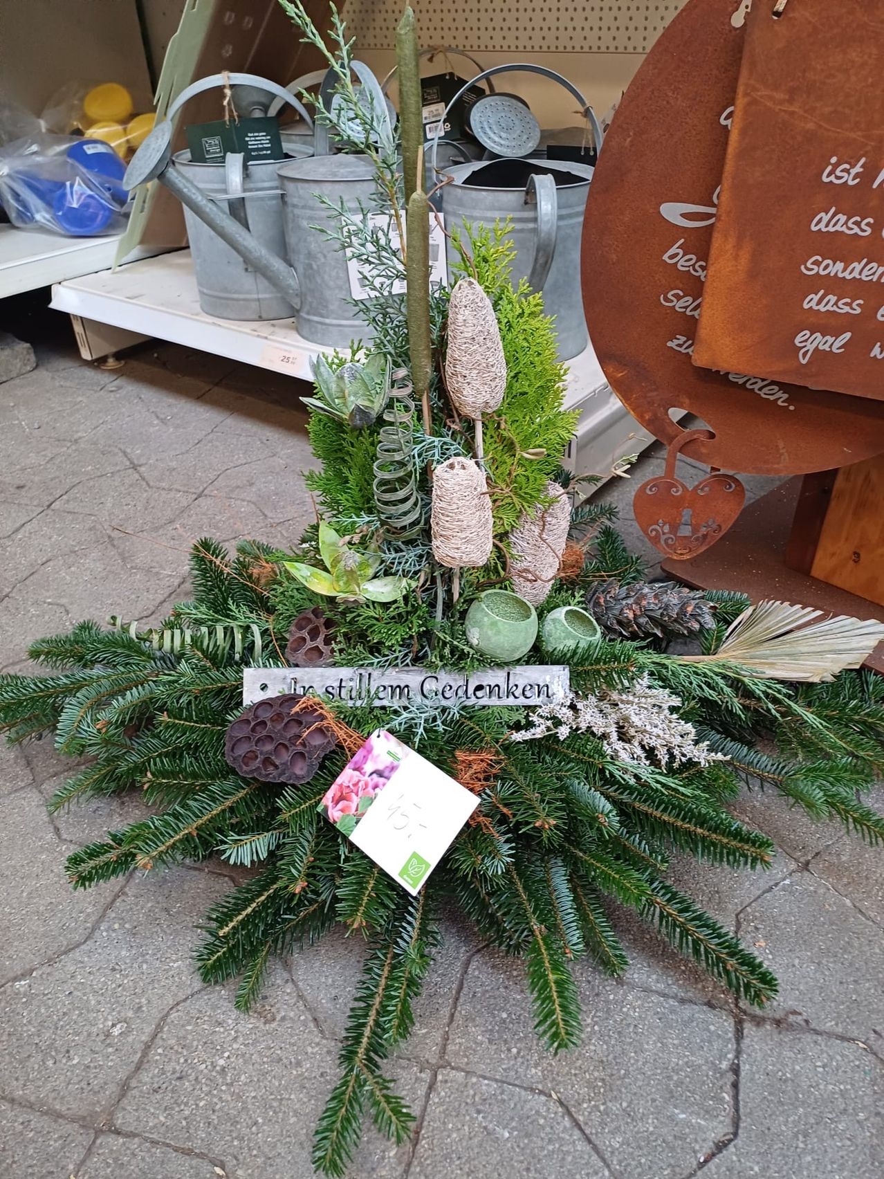 Bild enthält, Plant, Tree, Christmas, Christmas Decorations, Festival, Christmas Tree, American Football (Ball), Sport, Fir, Conifer