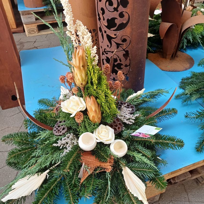 Bild enthält, Flower, Flower Arrangement, Plant, Rose, Furniture, Table, Tabletop, Flower Bouquet, Christmas Decorations, Festival