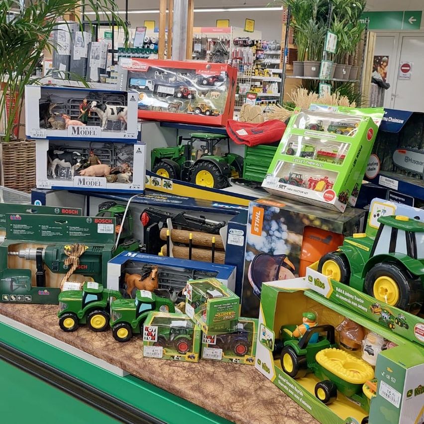 Bild enthält, Indoors, Toy, Shop, Machine, Wheel, Person, Lego Set