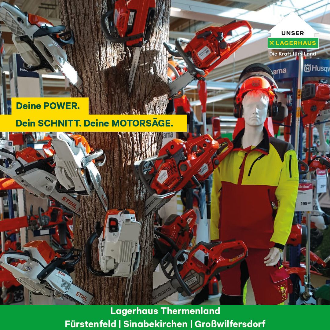 Ein Baum in einem Geschäft mit mehreren Kettensägen darum herum. Ein Mannequin trägt eine Sicherheitsjacke und einen Helm. Der Text lautet: 'Deine POWER. Dein SCHNITT. Deine MOTORSÄGE.'