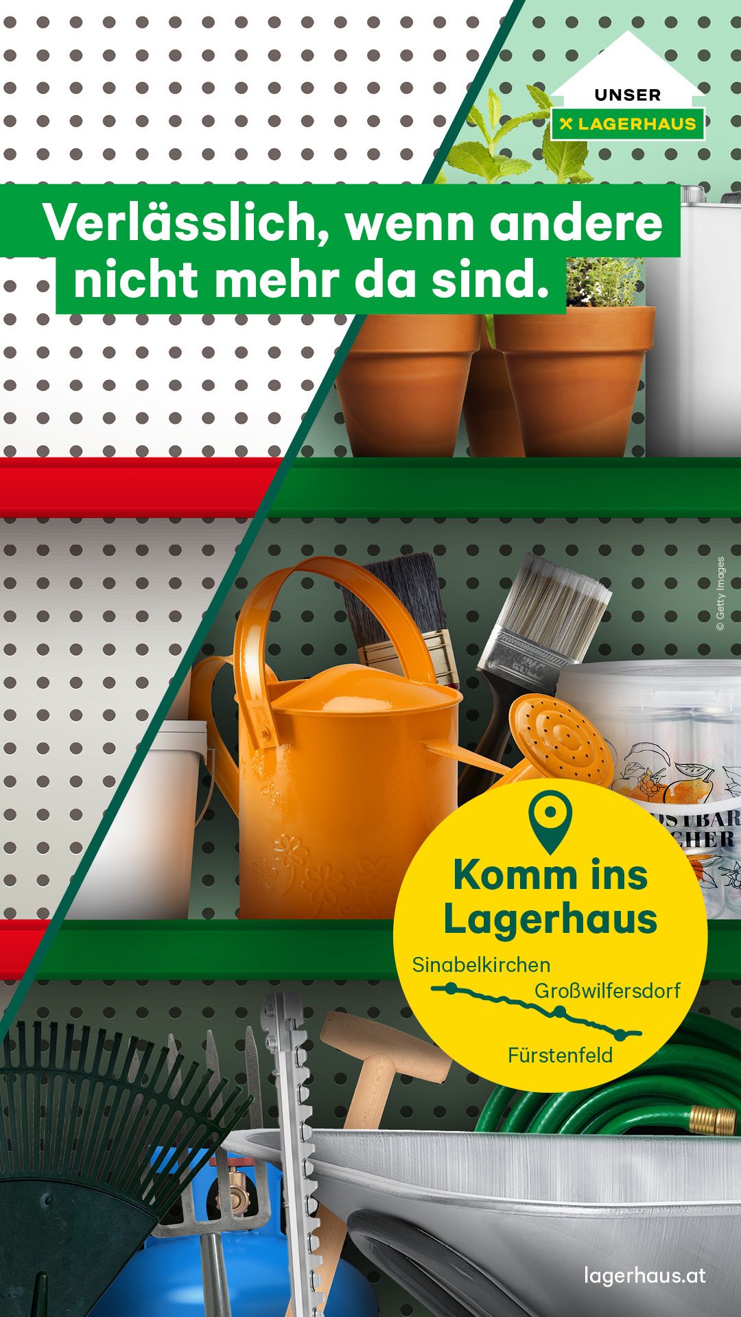 Eine Werbung für einen Laden mit einem Regal voller Gartenwerkzeuge und Töpfe. Der Text lautet 'Komm ins Lagerhaus' und 'SinaBelkirchen GroßWilfersdorf'. Das Bild ist in zwei Bereiche unterteilt, einer mit einem Punktehintergrund und der andere mit einem grünen Hintergrund.