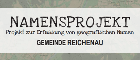 Ein kartenbasiertes Bild zeigt ein weißes rechteckiges Feld mit schwarzem Text, der 'NAMENSPROJEKT', 'Projekt zur Erfassung von geografischen Namen' und 'GEMEINDE REICHENAU' lautet. Der Hintergrund ist eine detaillierte Karte.