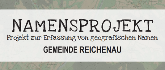 Ein kartenbasiertes Bild zeigt ein weißes rechteckiges Feld mit schwarzem Text, der 'NAMENSPROJEKT', 'Projekt zur Erfassung von geografischen Namen' und 'GEMEINDE REICHENAU' lautet. Der Hintergrund ist eine detaillierte Karte.