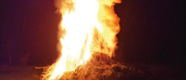 Plakat für ein Osterfeuer-Event am 30.03.2024 ab 19 Uhr am Gappnigfeld. Das Feuer wird um 00 Uhr entzündet. Es lädt zu Getränken und Essen ein.