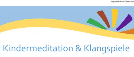 Ein Logo für Kindermeditation & Klangspiele, das eine gelbe Welle mit bunten Segmenten und einem blauen Himmelshintergrund zeigt.