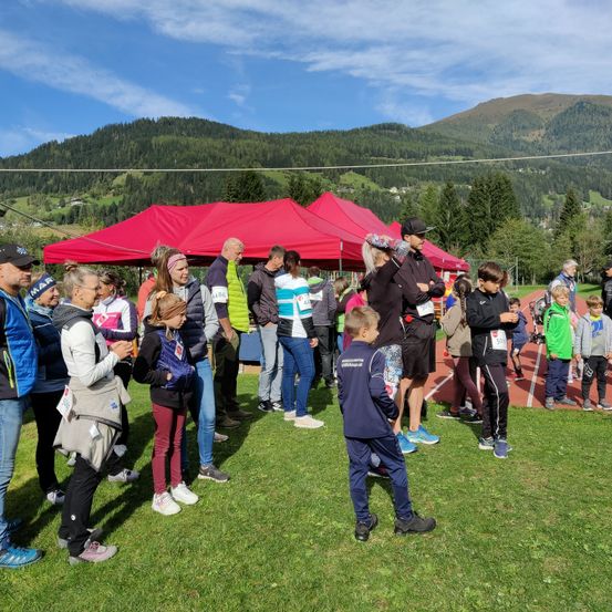 Bild enthält, Grass, Person, Walking, Shelter, Shoe, Park, Pants, People, Hat, Male