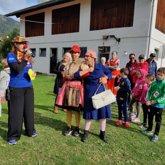 Bild enthält, Grass, People, Person, Microphone, Shoe, Handbag, Portrait, Costume, Adult, Woman
