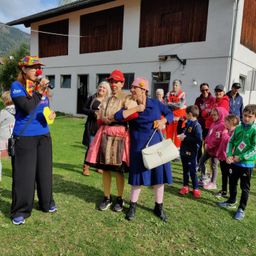 Bild enthält, Grass, People, Person, Microphone, Shoe, Handbag, Portrait, Costume, Adult, Woman