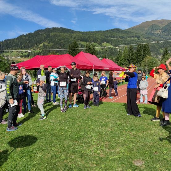 Bild enthält, Grass, People, Person, Park, Shelter, Shoe, Hat, Handbag, Lawn, Tree