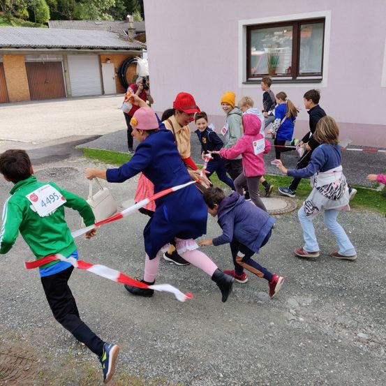 Bild enthält, People, Person, Shoe, Boy, Child, Male, Hat, Female, Girl, Handbag