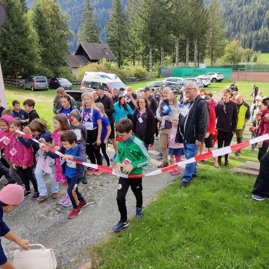 Bild enthält, People, Person, Tree, Shelter, Shoe, Boy, Child, Male, Adult, Woman