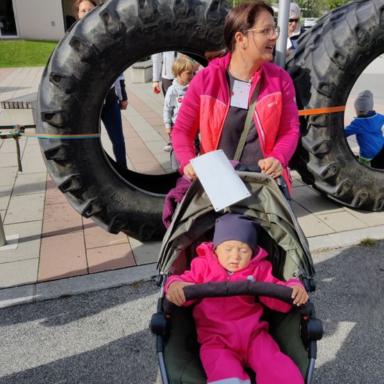Bild enthält, Baby, Person, Adult, Female, Woman, Tire, Boy, Child, Male, Glasses