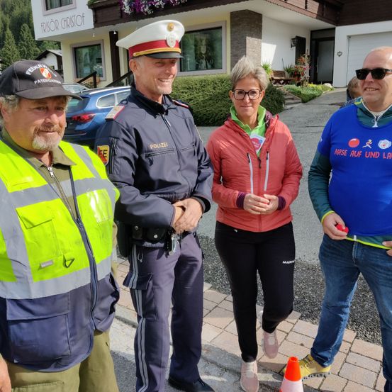 Bild enthält, Shoe, Hat, Glasses, Adult, Male, Man, Person, Female, Woman, Car