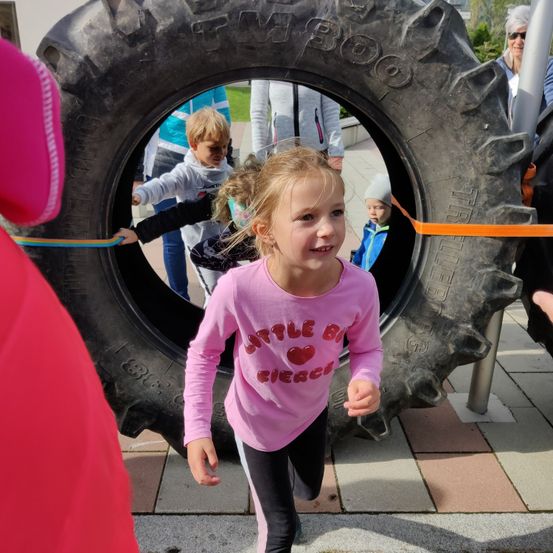 Bild enthält, Tire, Alloy Wheel, Adult, Female, Person, Woman, Child, Girl, Finger, Glasses