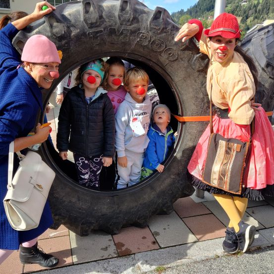 Bild enthält, Adult, Female, Person, Woman, Tire, Handbag, Baby, Shoe, Coat, Hat