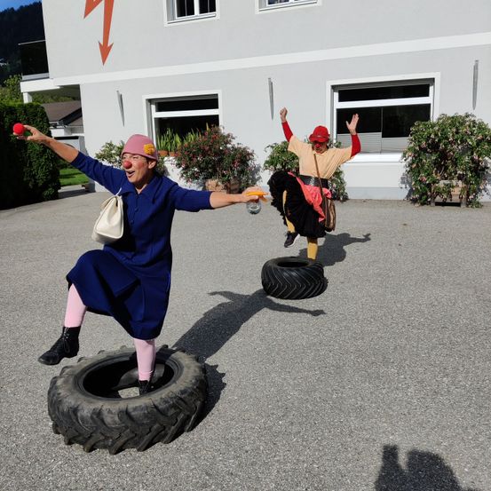 Bild enthält, Tire, Potted Plant, Handbag, Shoe, Neighborhood, Adult, Male, Man, Person, Costume