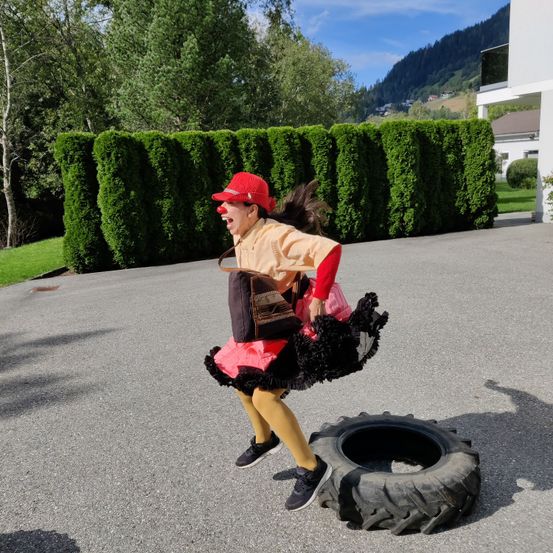Bild enthält, Tire, Shoe, Tree, Child, Female, Girl, Person, Handbag, Alloy Wheel, Hat