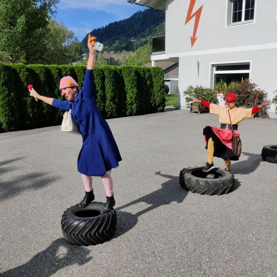 Bild enthält, Costume, Person, Shoe, Tree, Neighborhood, Portrait, Tire, Hedge, Potted Plant, Grass