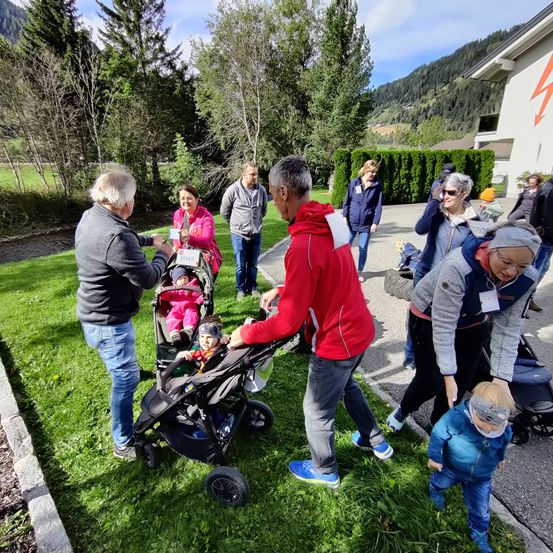 Bild enthält, Shoe, Person, Boy, Child, Male, Grass, Walking, People, Glasses, Outdoors