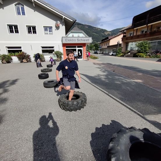 Bild enthält, Neighborhood, City, Street, Urban, Shelter, Tire, Person, Portrait, Adult, Man
