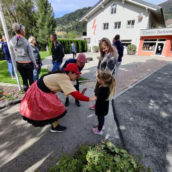 Bild enthält, Neighborhood, City, Street, Person, Walking, People, Adult, Female, Woman, Shelter