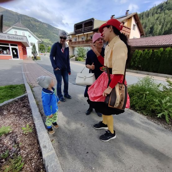 Bild enthält, Shelter, Walking, Pants, Neighborhood, Coat, Street, Handbag, Photography, Path, Portrait