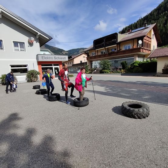 Bild enthält, Person, Walking, Neighborhood, Shelter, City, Handbag, Shoe, Street, Urban, Car