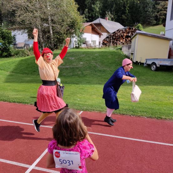 Bild enthält, People, Person, Shoe, Child, Female, Girl, Grass, Handbag, Hat, Shorts