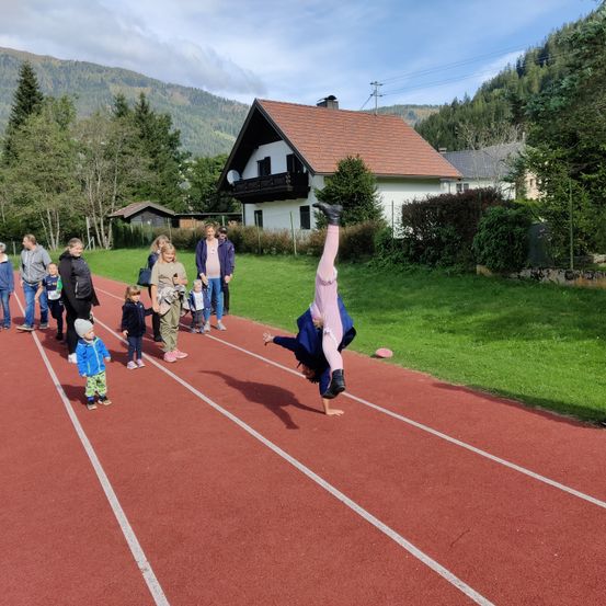Bild enthält, Shoe, Hat, Handbag, Child, Female, Girl, Person, Glove, People, Volleyball (Ball)