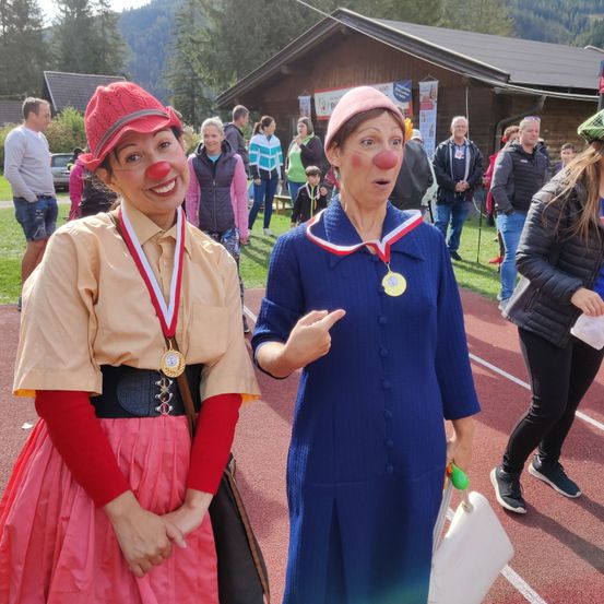 Bild enthält, Adult, Female, Person, Woman, People, Shoe, Girl, Teen, Hat, Handbag