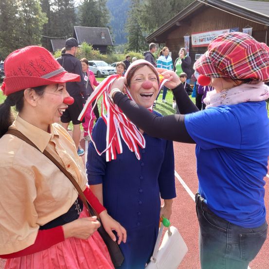 Bild enthält, Hat, Adult, Female, Person, Woman, Cap, Shoe, Handbag, Baseball Cap, Car