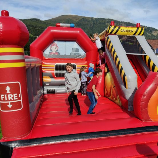Bild enthält, Inflatable, Person, Child, Female, Girl, Shoe, Play Area, Outdoors, Outdoor Play Area, Glove