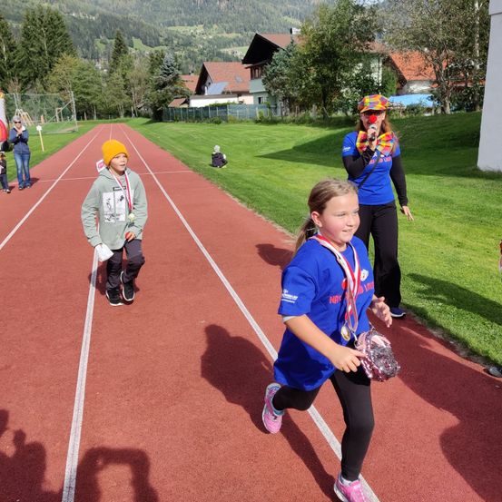 Bild enthält, Shoe, Glove, Person, Adult, Female, Woman, Boy, Child, Male, Handbag