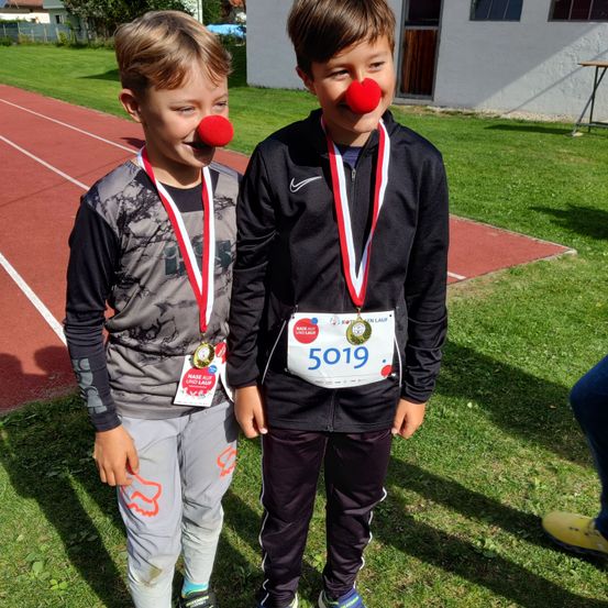 Bild enthält, Grass, People, Person, Boy, Child, Male, Shoe, Shorts, Pants