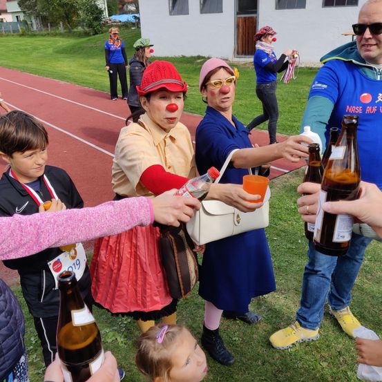 Bild enthält, Shoe, Handbag, Hat, Glasses, Person, Cup, Adult, Male, Man, Woman