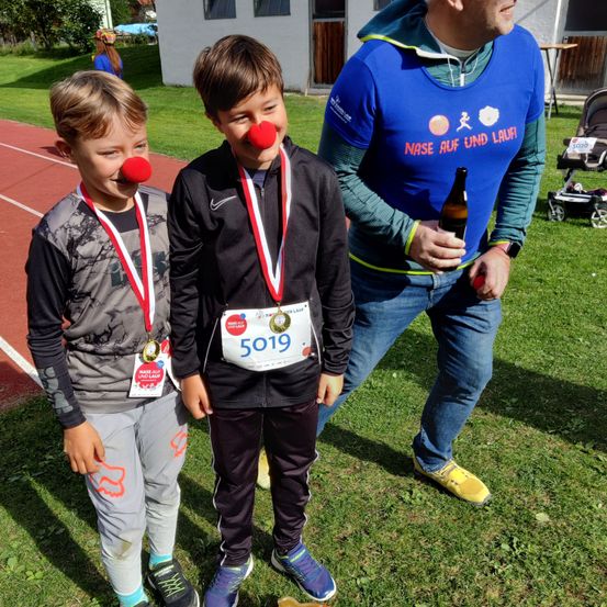 Bild enthält, Grass, Pants, Person, Portrait, Glasses, Boy, Child, Male, T-Shirt, People